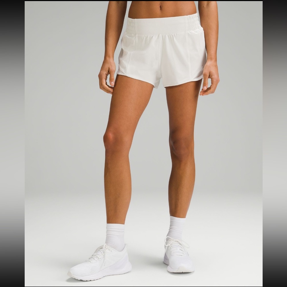 Lululemon Hotty Hot Low-Rise Lined shorts 2.5”